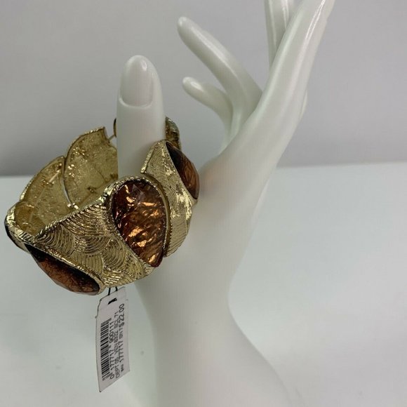 Dressbarn Textured Gold Tone Faceted Bracelet New - Picture 1 of 7